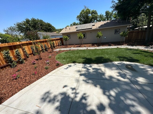 Building Photo - 1402 Clara Ln