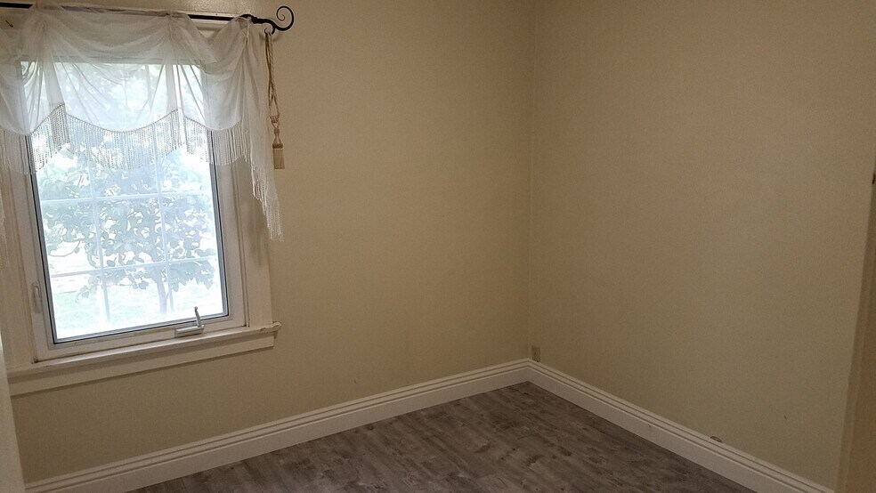 3rd bedroom - 512 S Flower St