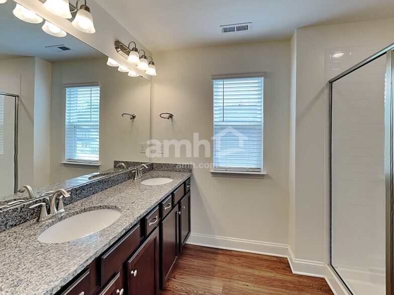 Building Photo - 1119 Bentley Pl