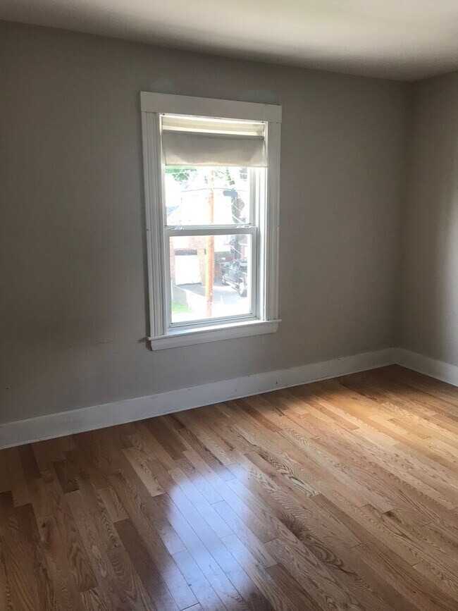 Building Photo - HOT NEWTON LISTING!!!