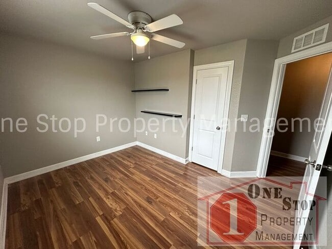 Building Photo - Gorgeous 3-Bed, 2.5-Bath Townhome in Raymore!