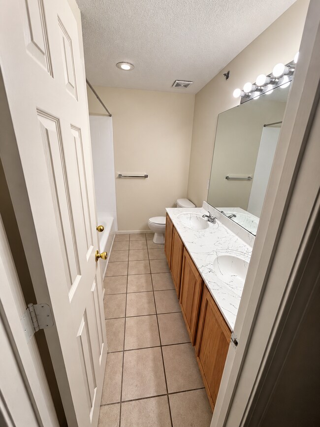 Building Photo - 10803 Oasis Ct