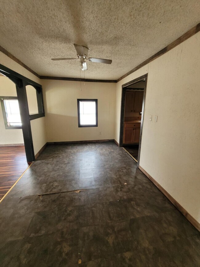 Building Photo - 309 W Chestnut Ave