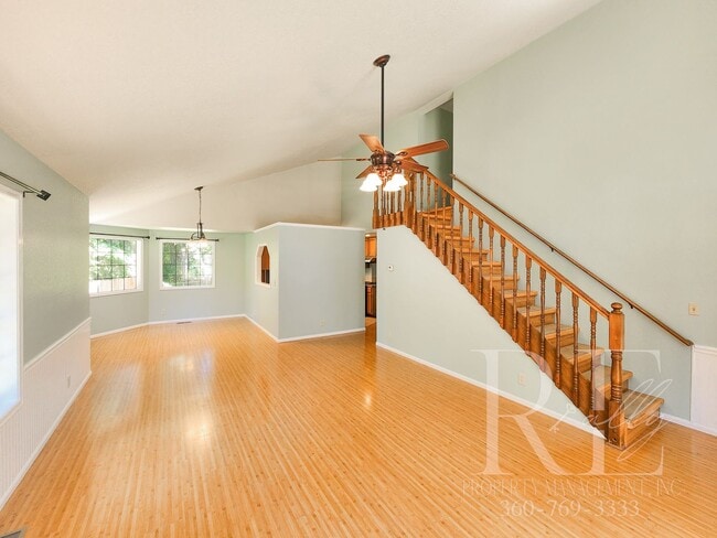 Building Photo - Ridgetop Home in Quiet Neighborhood