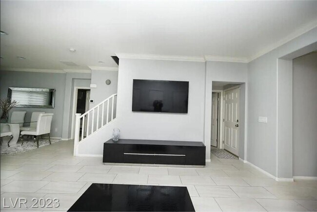 Building Photo - BEAUTIFUL HOME IMMACULATE AND READY TO MOVE-IN