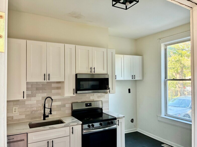 Kitchen - 3331 California Ave