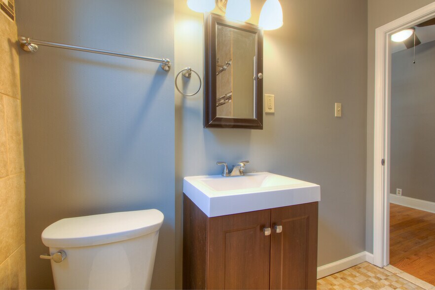 Building Photo - 5012 Chippewa St