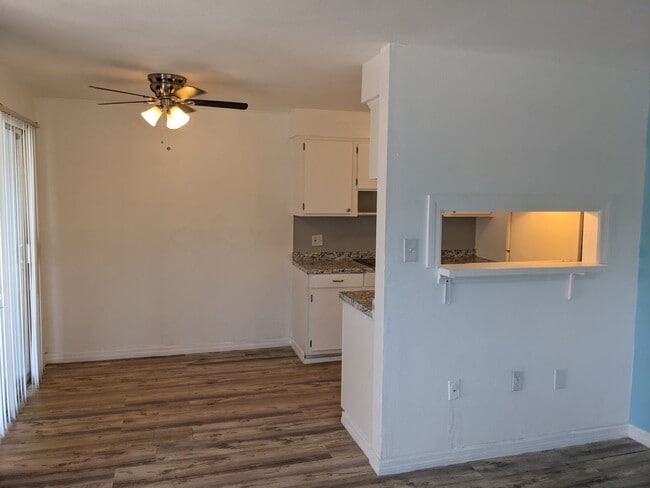 Building Photo - 2nd FL Condo 2Bed 1Bath Off Street Parking