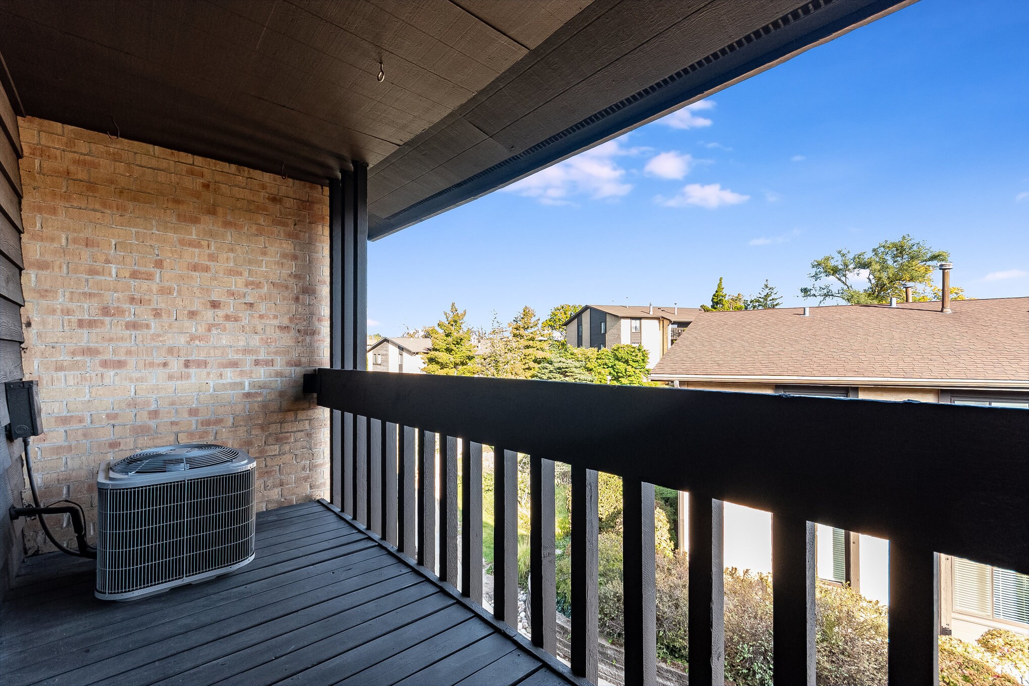 Building Photo - 6165 Knoll Wood Rd