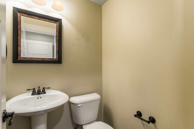 Building Photo - 2115 Blackbird Dr