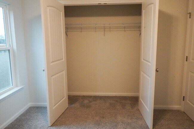 Building Photo - AVAILABLE NOW!