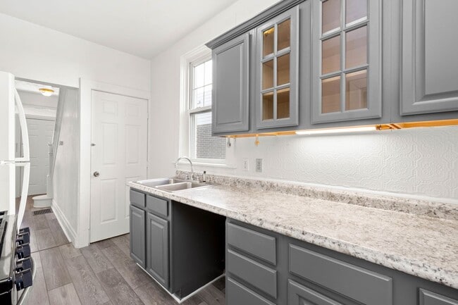 Building Photo - Gorgeous 3 Bedroom House in Beechview available July 1!