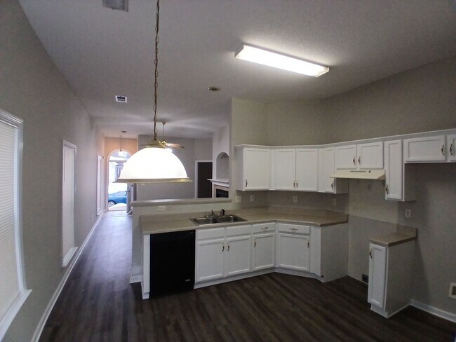 Building Photo - Recently Remolded 3 bed - 2 bath home for Rent