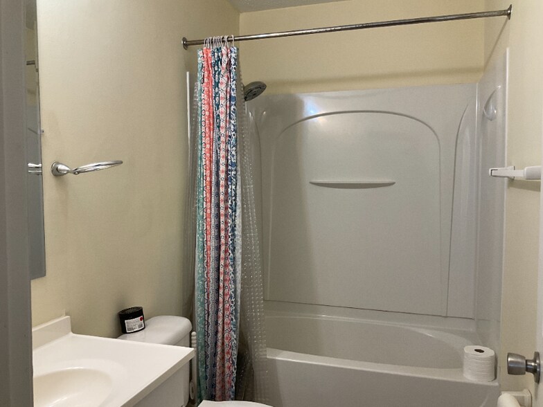 Building Photo - 220 Larchwood Dr