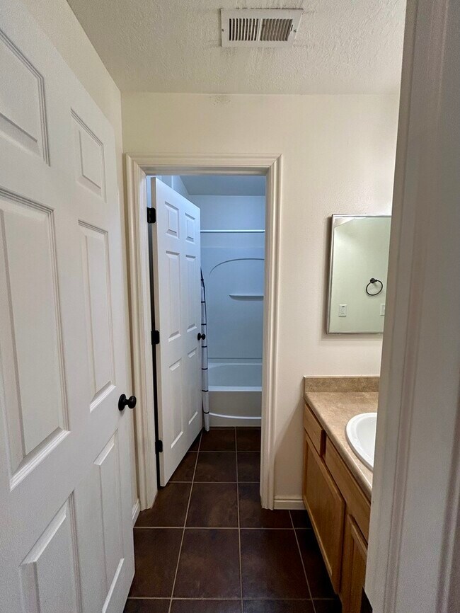Building Photo - Bright 3-Bed, 2-Bath Condo with Mountain Views & Community Amenities