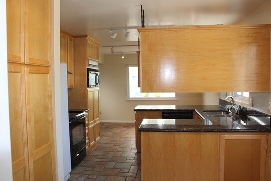 Building Photo - 5854 Mott St
