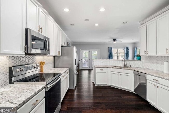 Building Photo - 5227 Whiteoak Ave