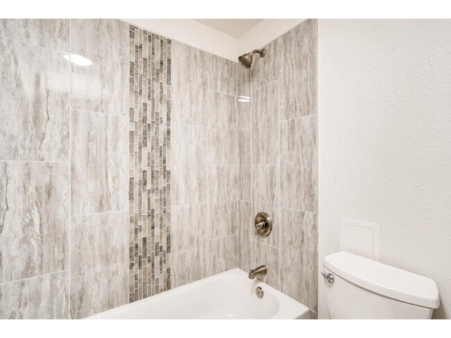 Building Photo - Awesome Remodeled STUDIO apartment near Ri...