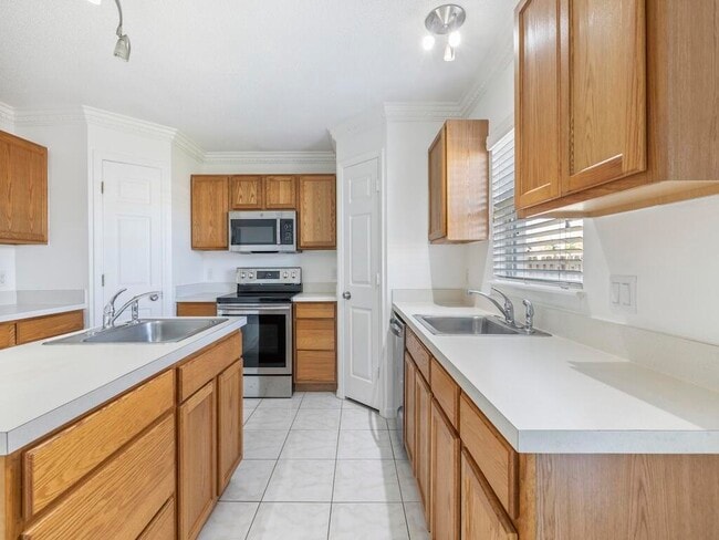 Building Photo - 981 SW McElroy Ave