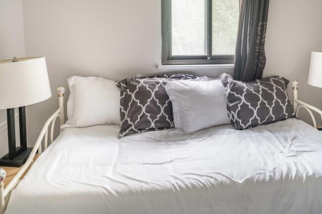 Building Photo - 18732 Dix Toledo Rd