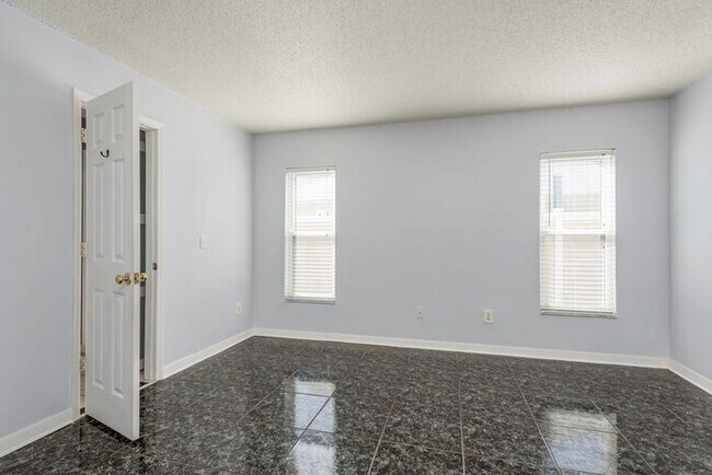 Building Photo - 4/2 Tampa Home