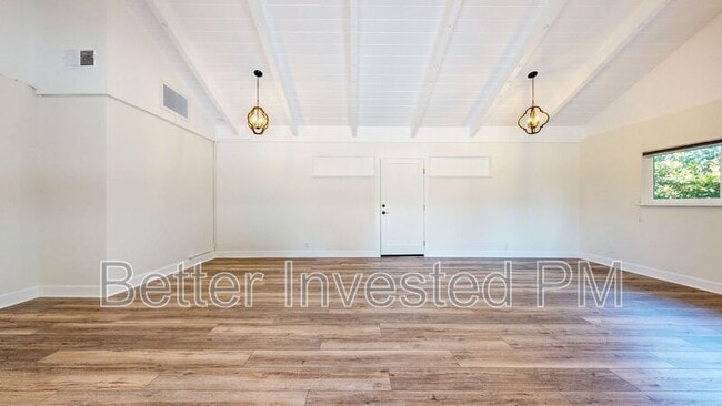 Building Photo - 475 Country Club Dr