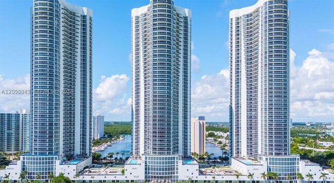Building Photo - 15901 Collins Ave