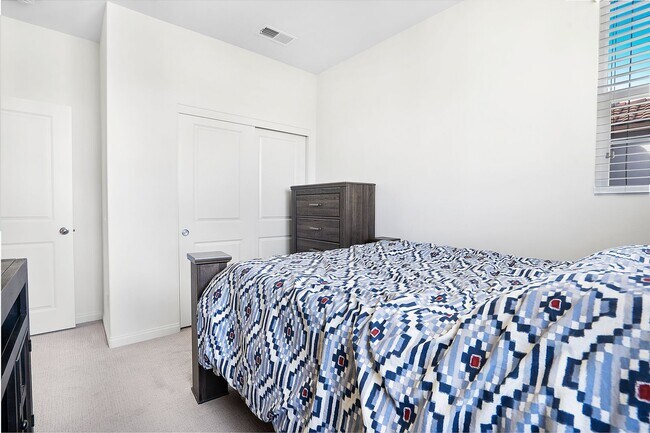 Building Photo - Beautiful 5 Bedroom Custom-Built Home in C...