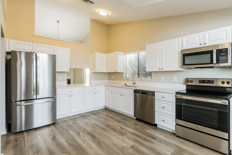 Building Photo - 7916 N Roundstone Dr