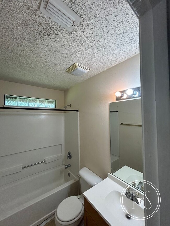 Building Photo - MOVE IN SPECIAL: $500 OFF 1ST MONTH'S RENT!**