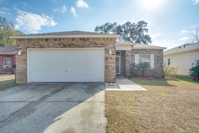 Building Photo - Spacious 3BR with Sunroom & Eat-In Kitchen – Holsberry Estates-Military Special: ½ OFF Security D...