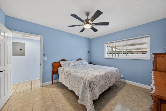 Building Photo - 211 S 57th Way