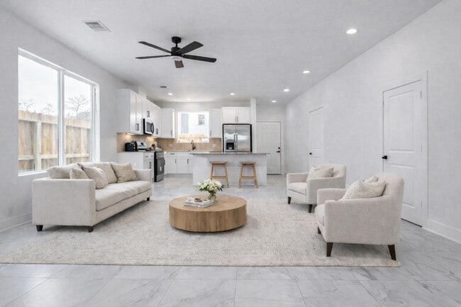 Building Photo - 5912 Mayle St