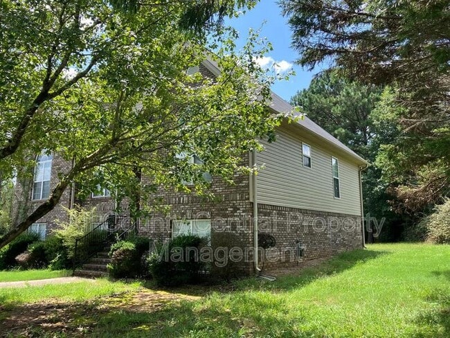 Building Photo - 710 Small Lake Dr