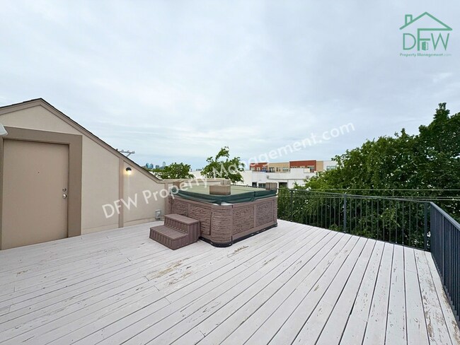 Building Photo - Elegant and Spacious 2-Bedroom Townhome with Rooftop View in Dallas