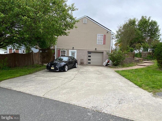 Building Photo - 394 Croshaw Rd