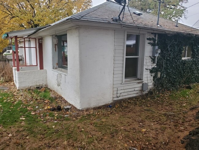 Building Photo - 2 Bedroom/ 1 Bathroom West Central Spokane...