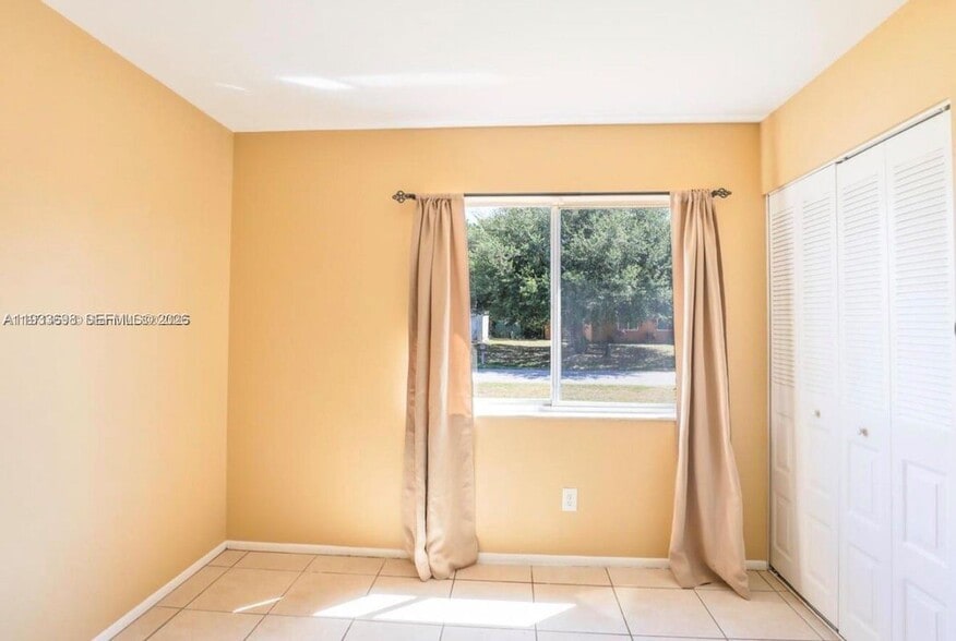 Building Photo - 250 SW Homeland Rd