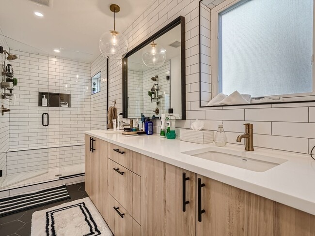 Building Photo - Evolve Real Estate: Gorgeous Rowhome with ...