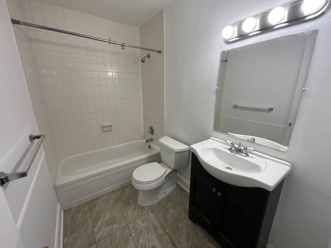 Building Photo - Beautiful 2 Bed 2.5 Bath Townhouse!