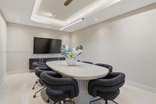 Building Photo - 700 NE 24th St