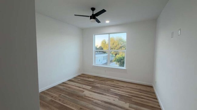 Building Photo - 702 W Seminole Ave