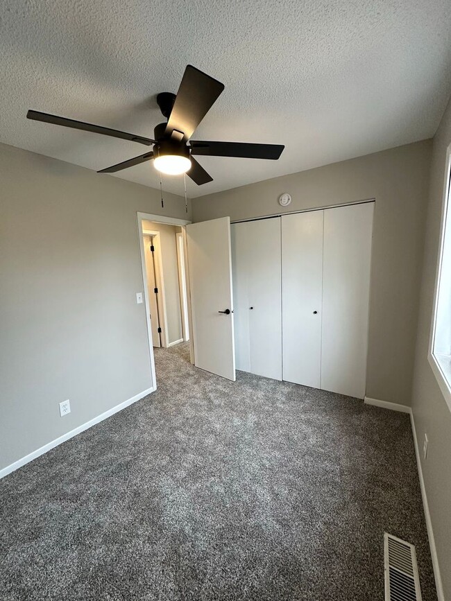 Building Photo - Downtown 3 bed 2 bath townhome *PRICE DROP*