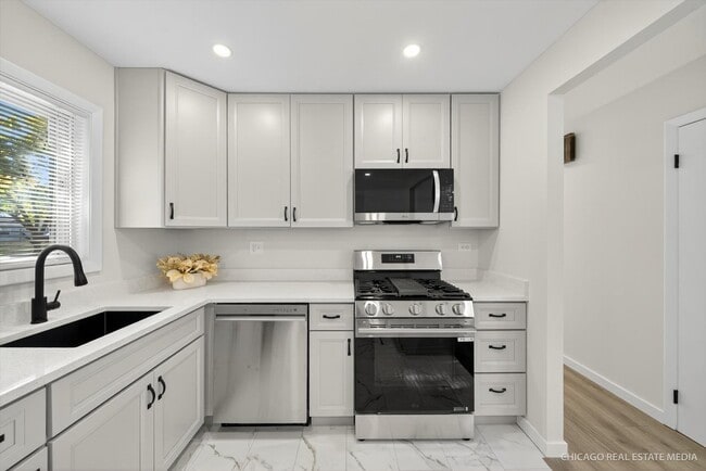 Building Photo - 2211 Birchwood Pkwy