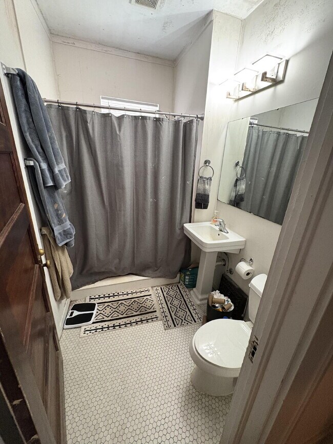 Building Photo - 4 Bed House Available!