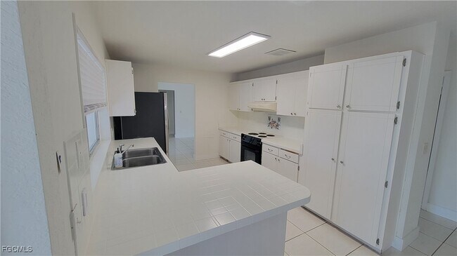 Building Photo - 5638 Riverside Dr