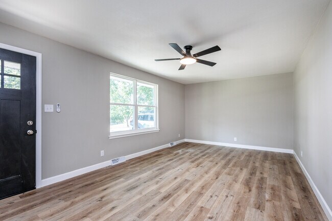 Building Photo - 25 Poplar Hill Dr