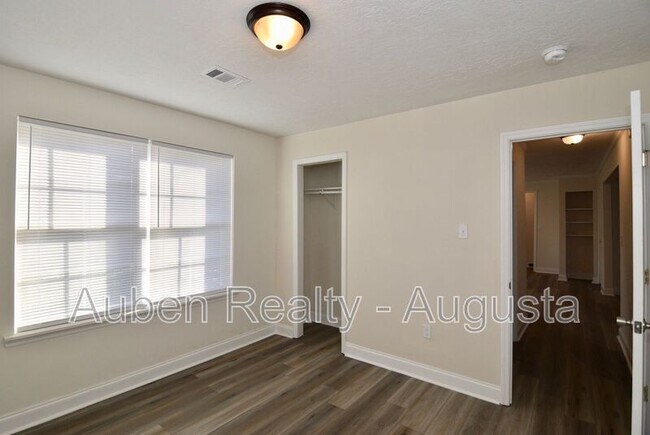 Building Photo - 1924 Roberson Rd