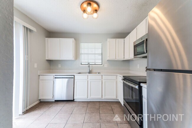 Building Photo - 3 BR/2BA | Updated Single Family Home |  Private backyard | In Dallas!