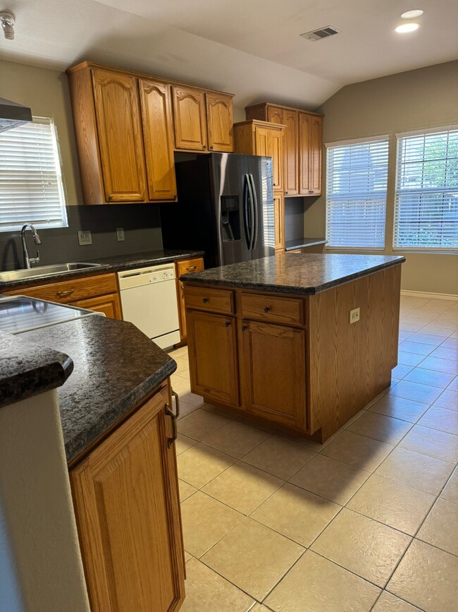 Building Photo - 34534 Lake Side Dr